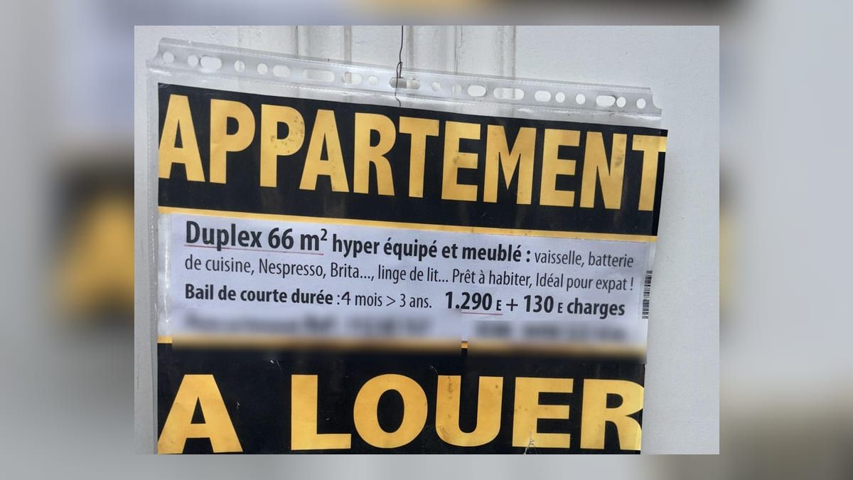 Affiche « Appartement à louer » sur une porte à Bruxelles en 2024 : duplex meublé de 66 m², 1 290 € et 130 € de charges